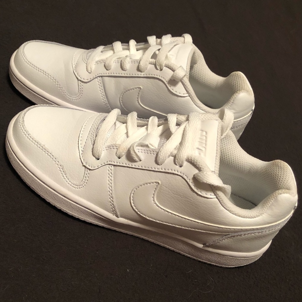 Women’s Nike White Low-top Sneakers 6.5